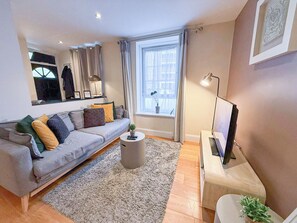 Smart TV, books - 2BDR flat with Wi-Fi, Washer/Dryer near Vauxhall, The Oval, Nine Elms, Battersea (London)