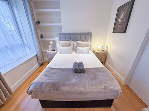 2 Schlafzimmer, Schreibtisch, Bügeleisen/Bügelbrett, Reisekinderbett