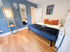 2 bedrooms, iron/ironing board, travel cot, free WiFi - 2BDR flat with Wi-Fi, Washer/Dryer near Vauxhall, The Oval, Nine Elms, Battersea (London)