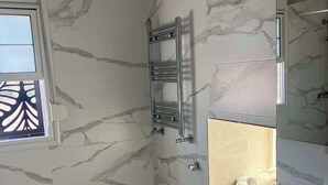 Shower, towels, soap, shampoo - Hôtel Monroyaume (Skikda)