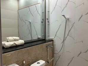 Chuveiro, toalhas de banho, sabonete, shampoo