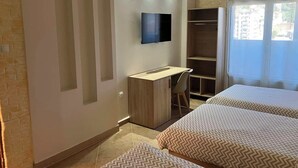 Desk, laptop workspace - Hôtel Monroyaume (Skikda)