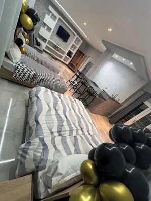 Desk, laptop workspace - Hôtel Monroyaume (Skikda)