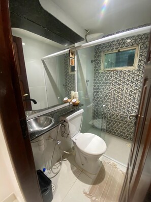 Toetasjesleilighet – exclusive, sjøutsikt | Bad | Dusj, håndklær, såpe og toalettpapir