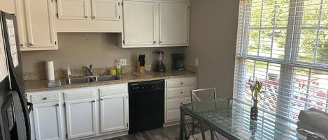 Jääkaappi, mikroaaltouuni, uuni, liesi