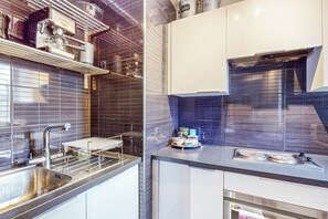 冷蔵庫、電子レンジ、コンロ、電気ポット