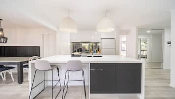 Een koelkast, een microgolfoven, een oven, een kookplaat