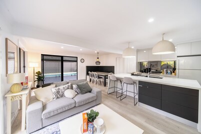 Hampton Holiday Home with Pool, BBQ & 10 min drive to Theme Parks!