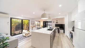 Refrigerador, microondas, horno, placa de cocina