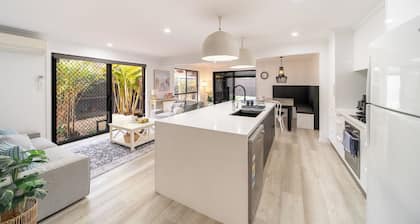 Hampton Holiday Home with Pool, BBQ & 10 min drive to Theme Parks!