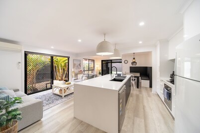 Hampton Holiday Home with Pool, BBQ & 10 min drive to Theme Parks!