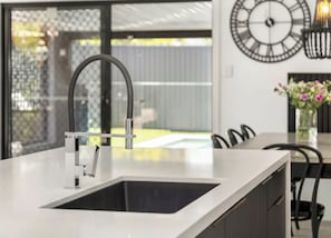 Dining - Hampton Holiday Home with Pool, BBQ & 10 min drive to Theme Parks! (Pimpama)