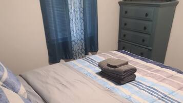 4 bedrooms, iron/ironing board, WiFi, bed sheets