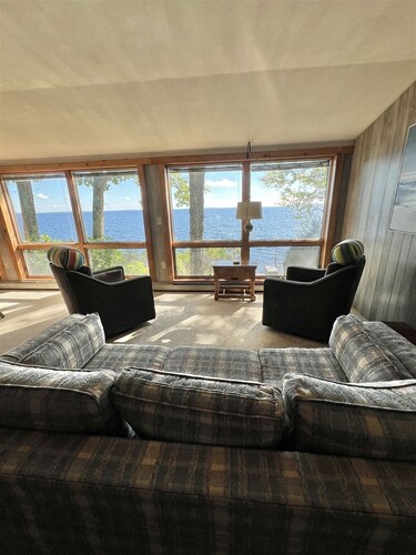WATERFRONT 5 BEDROOMS AND 2 BATHROOMS