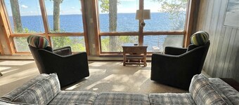 WATERFRONT 5 BEDROOMS AND 2 BATHROOMS