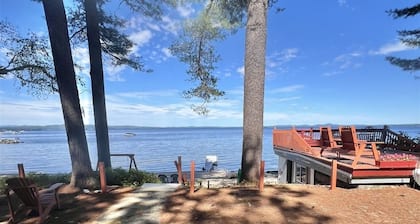 LARGE SANDY BEACH. 3 BEDROOM 2 BATHROOM. WATERFRONT