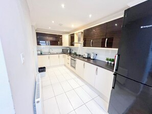 Frigorifero, microonde, forno, piano cottura