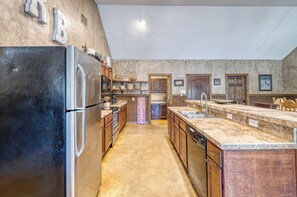 冷蔵庫、電子レンジ、オーブン、コンロ