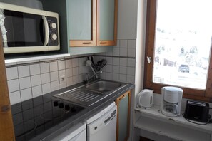Réfrigérateur, micro-ondes, plaque de cuisson, lave-vaisselle