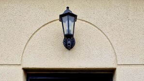 Una puerta negra con el número 94, un aldaba de latón y una ranura para correo de latón.
