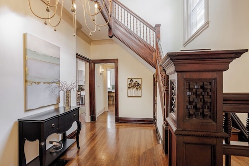 New-5BR Downtown Sleeps 15 - Game Room - Parking 