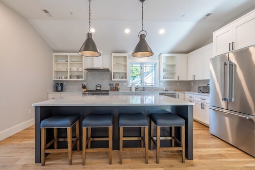 Stunning Penthouse 3Bed-3Bath PRIVATE ELEVATOR, Just steps to PA, Dining & Shops