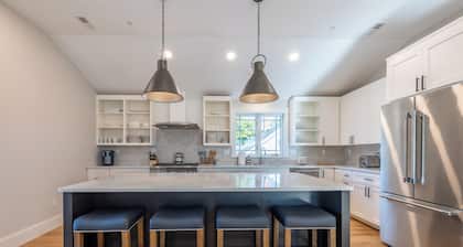 Stunning Penthouse 3Bed-3Bath PRIVATE ELEVATOR, Just steps to PA, Dining & Shops