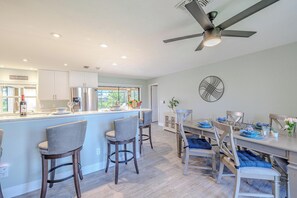 Dining - Sleeps 6 - Gulf Access - Kayaks - Hot tub and pool! Stars Vacation Rentals (Cape Coral)