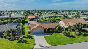Exterior - Sleeps 6 - Gulf Access - Kayaks - Hot tub and pool! Stars Vacation Rentals (Cape Coral)