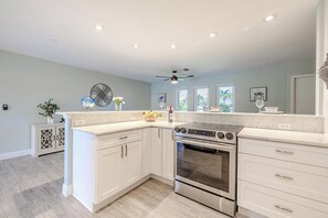 Fridge, microwave, oven, stovetop - Sleeps 6 - Gulf Access - Kayaks - Hot tub and pool! Stars Vacation Rentals (Cape Coral)