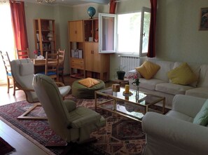 Living area - Holistic Retreat in the foothills of French Pyrenees (Bonnac)