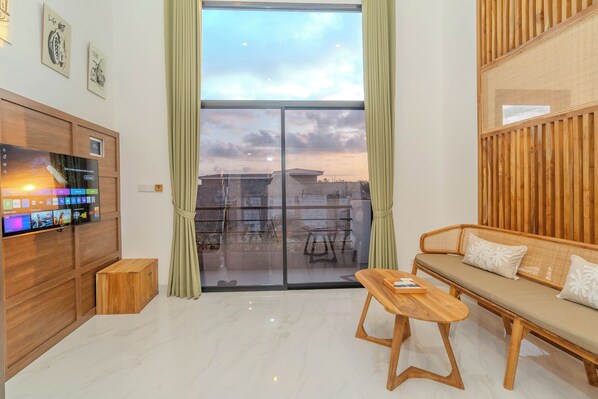 Zimmersafe, Schreibtisch, laptopgeeigneter Arbeitsplatz