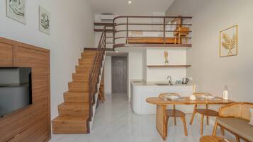 Apartemen Deluks | Brankas, meja kerja, ruang kerja ramah laptop, dan Wi-Fi gratis