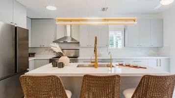 Frigorífic, microones, forn i placa de cuina