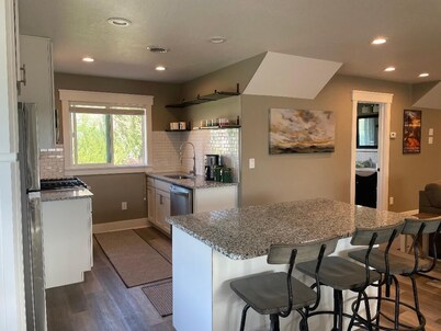 Cozy 1-bedroom In-Law Suite Close to Skiing, Hiking & More