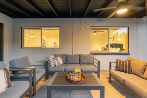 Smart-TV, Kamin, Bücher