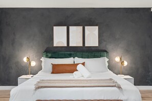 5 slaapkamers, een strijkplank/strijkijzer, reisbedje, wifi