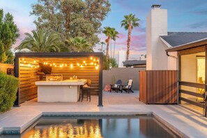 Outdoor pool, a heated pool - Cool off in the pool! Minutes to golf and Kierland. Sleeps 12 (Scottsdale)