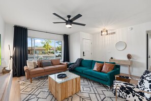 TV connectée, cheminée, livres