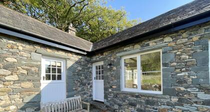 Deer Close Cottage - sleeps 2 guests in 1 bedroom
