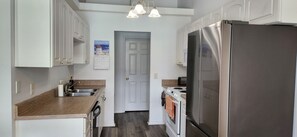 Kylskåp, mikrovågsugn, ugn och spishäll