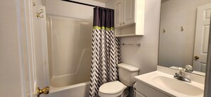 シャワー、ヘアドライヤー、タオル、石鹸