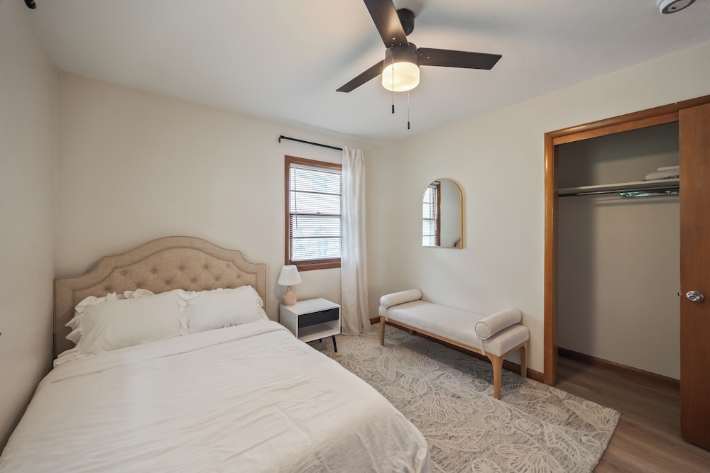 to Tiny's House. Your 2 Bedroom, 1 Bathroom Cozy Retreat in Des