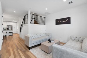 TV, stereo - Mins to Downtown/Formula 1/ACL (Austin)