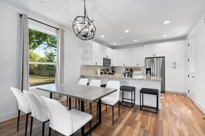 Dining - Mins to Downtown/Formula 1/ACL (Austin)