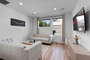 TV, stereo - Mins to Downtown/Formula 1/ACL (Austin)