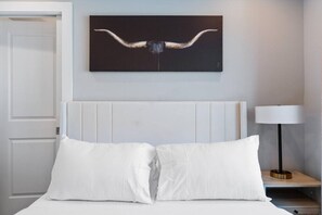 8 habitaciones, escritorio y tabla de planchar con plancha 