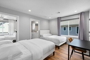 8 habitaciones, escritorio, tabla de planchar con plancha y wifi 