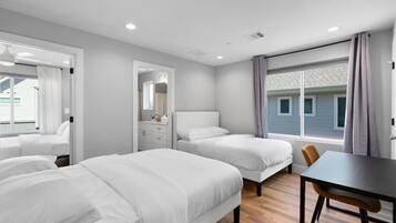 8 kamar tidur, meja kerja, setrika/meja setrika, dan Wi-Fi