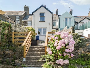 A residential area with a stone staircase leading to a white house with a blue roof. - 3 bedroom accommodation in Criccieth (Criccieth)